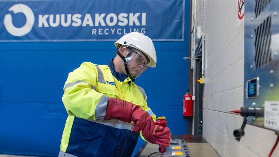 Kuusakoski kierrättää sähkö- ja hybridiautojen kierrätystä työturvallisuus edellä 